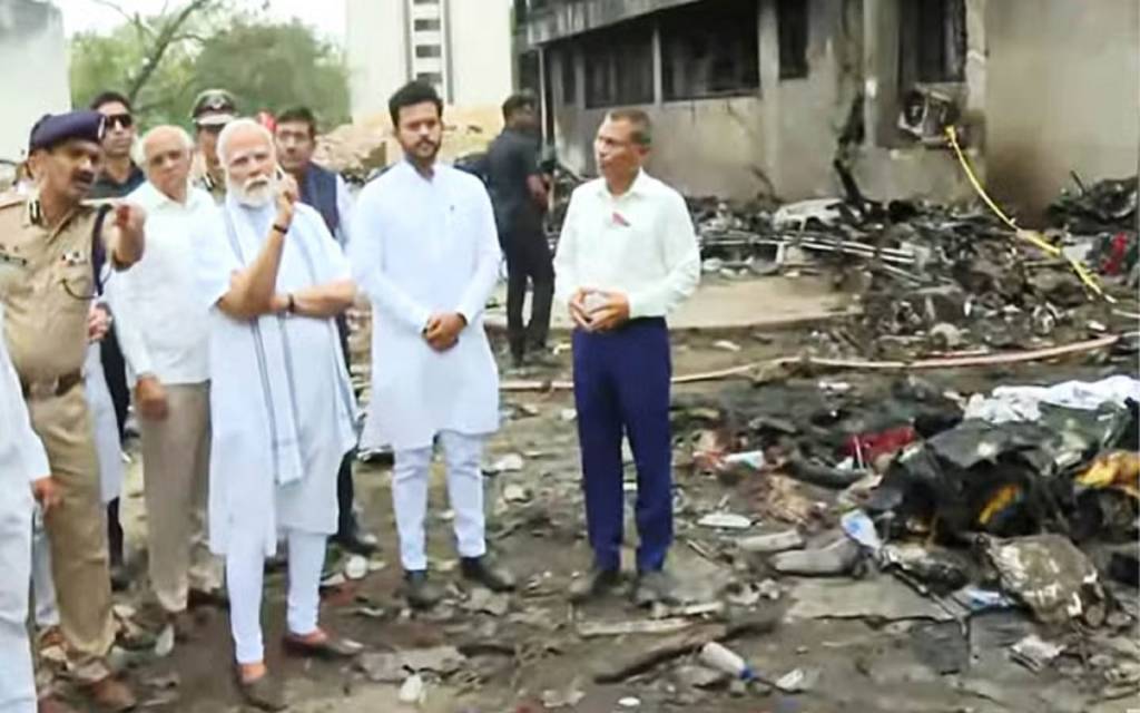 विमान दुर्घटनास्थल पहुंचे पीएम मोदी, मंत्री-अधिकारियों से ली जानकारी