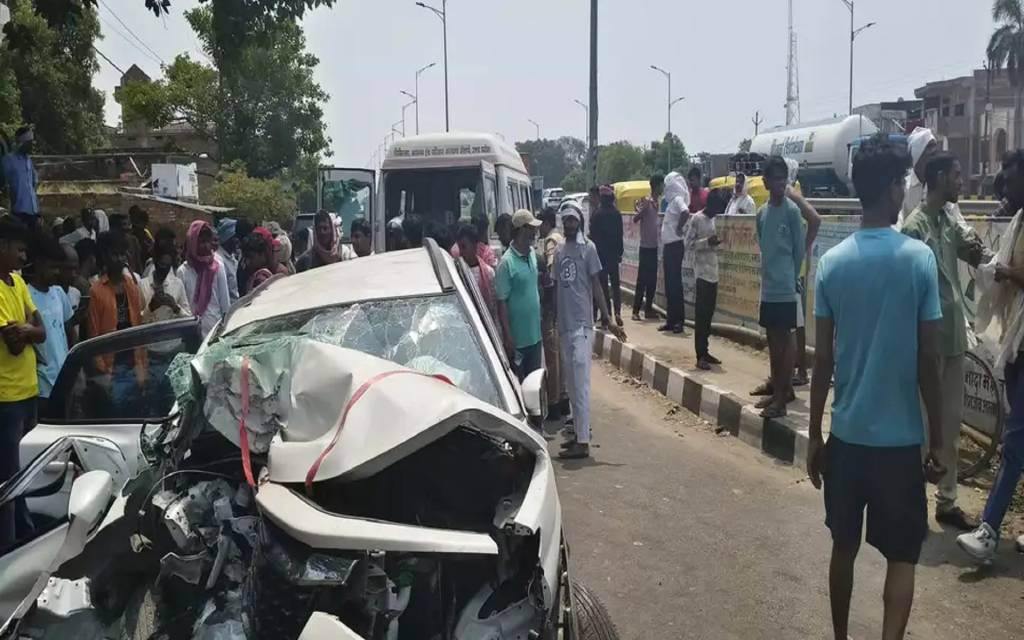 प्रयागराज हाईवे पर तेज रफ्तार ट्रक ने कार को मारी टक्कर, चालक की मौत, तीन घायल