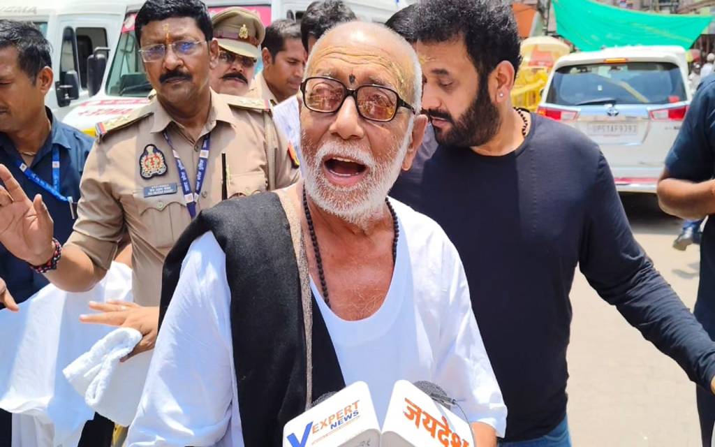 मोरारी बापू ने बाबा दरबार में किया दर्शन पूजन, रुद्राक्ष कन्वेंशन सेंटर में आज सुनाएंगे मानस सिंदूर