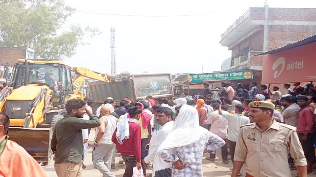 बालू लदा डंपर सवारियों से भरे टेंपो पर पलटा, तीन की मौत, तीन की हालत नाजुक