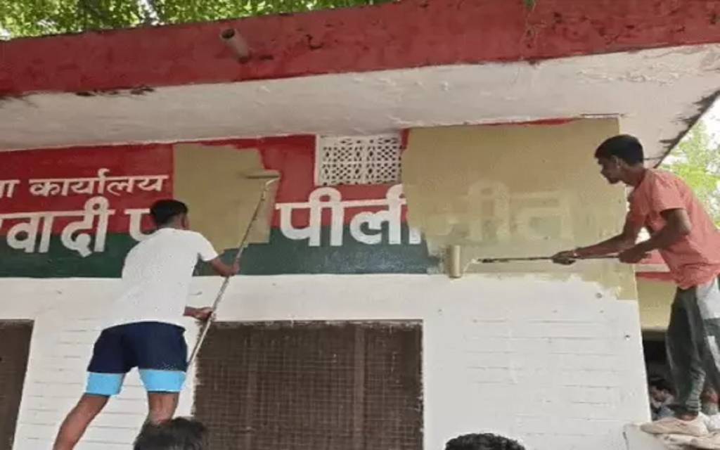 सपा कार्यालय पर प्रशासन ने जड़ा ताला, झंडा फेंका,पार्टी का नाम हटाया, 35 से ज्यादा कार्यकर्ता गिरफ्तार