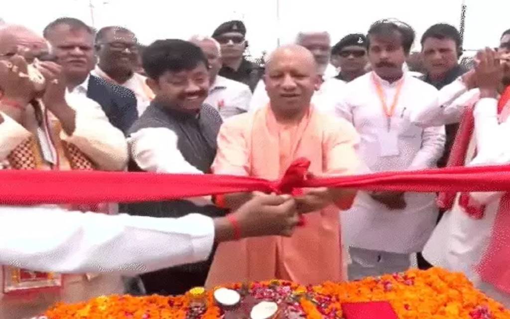 सीएम योगी ने किया गोरखपुर लिंक एक्सप्रेसवे का उद्घाटन, बीच सड़क खड़े होकर खिंचवाई फोटो