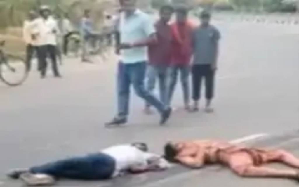 वाराणसी में ट्रक की चपेट में आकर बाइक सवार दंपती की मौत, दर्शन-पूजन और खरीदारी के बाद वापस लौट रहे थे घर