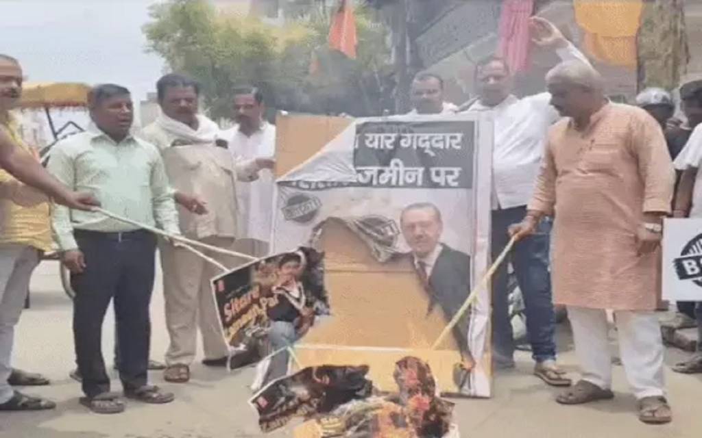 आमिर खान की नई फिल्म "सितारे ज़मीन पर" के खिलाफ ज़ोरदार प्रदर्शन, पोस्टर जलाकर लोगों से फिल्म न देखने की अपील की
