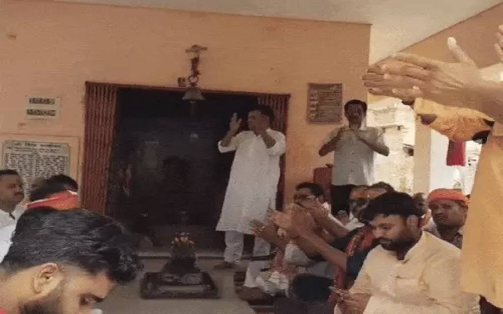वाराणसी में मंदिर के रास्ते पर बनी दीवार को लेकर बजरंग दल का विरोध प्रदर्शन 