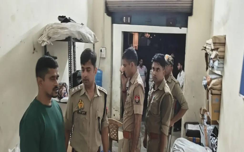 वाराणसी में कोरियर कंपनी के मैनेजर को मारी गोली, पहले काम मांगने आया था आरोपी, मना करने पर झोंका फायर; सीसीटीवी में कैद हुई घटना 
