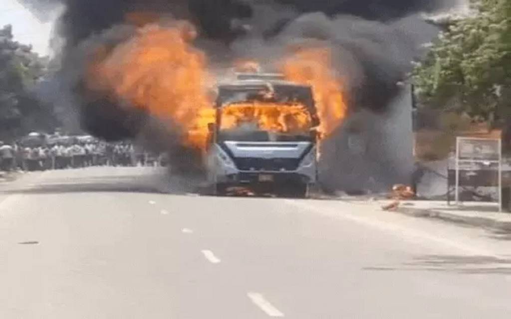 जौनपुर में दिल्ली से वाराणसी जा रही बस बनी आग का गोला, सभी यात्रियों ने कूद कर बचाई जान