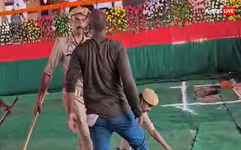  आजमगढ़ में अखिलेश यादव की सुरक्षा में चूक, सिक्योरिटी तोड़ कर मंच पर पहुंचा युवक,  पुलिस ने दबोचा