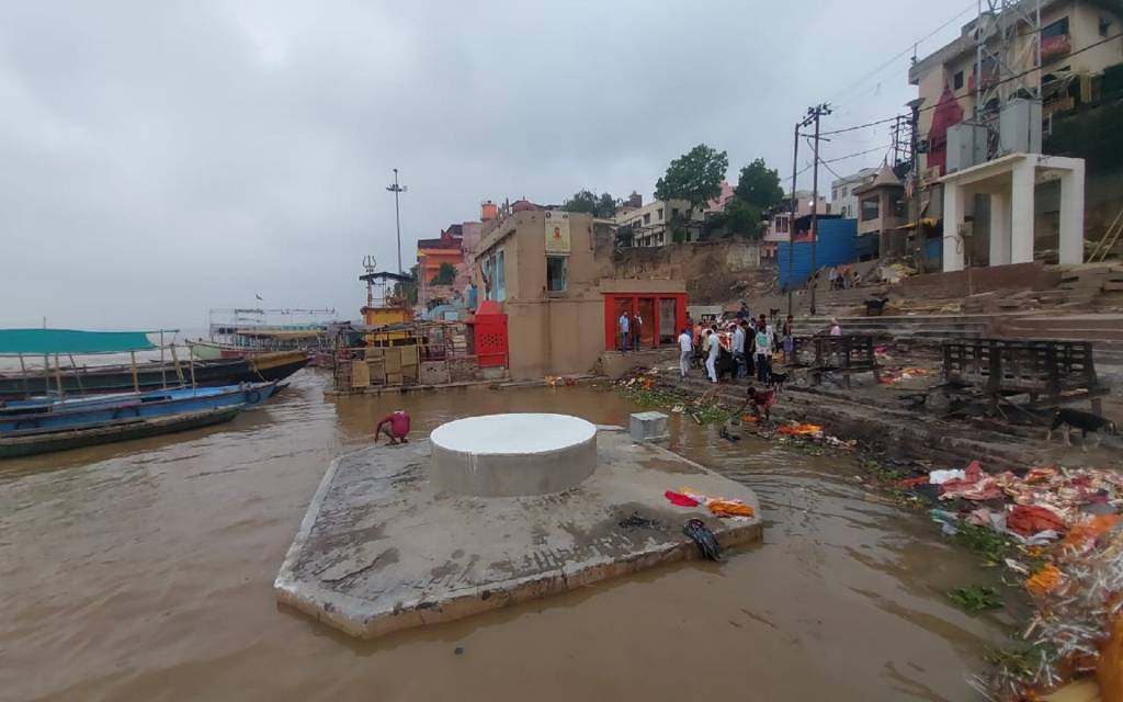 वाराणसी के हरिश्चंद्र घाट पर चढ़ा पानी, बदला शवदाह स्थल, 15 फीट बढ़ा गंगा का जलस्तर