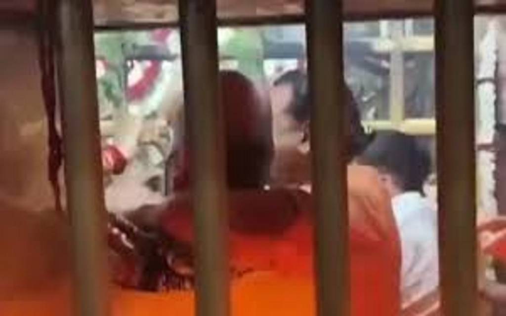 मां विंध्यवासिनी के गर्भगृह में पुजारी से मारपीट, मां के श्रंगार और पूजा में डाली बाधा, तीन पंडों और अज्ञात के खिलाफ मुकदमा दर्ज