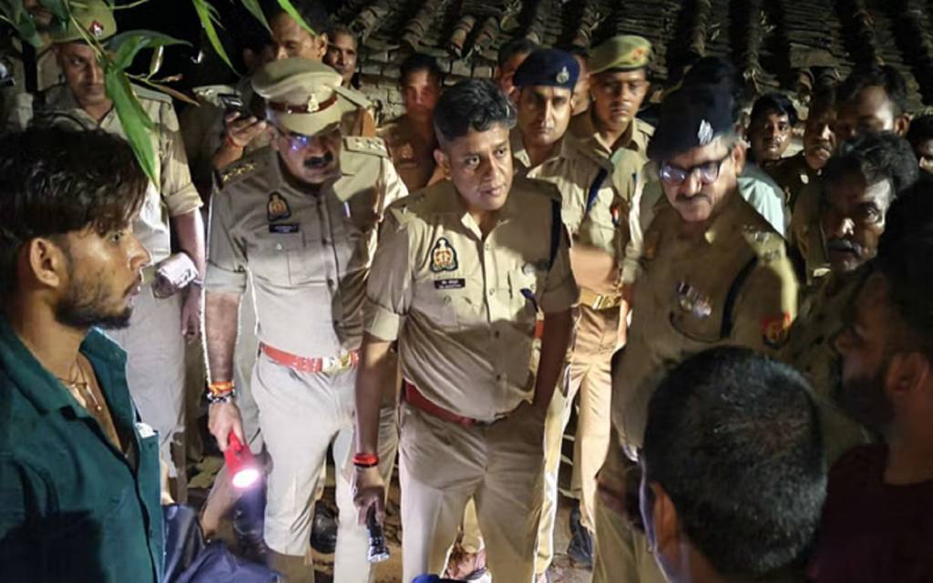 जौनपुर में तार की चपेट में ताजिया आने से दो युवकों की मौत, तीन लोग झुलसे, मचा हड़कंप