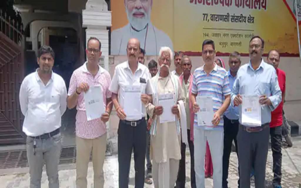 Varanasi: रामनगर में सड़क चौड़ीकरण पर हुआ विवाद, PM जनसंपर्क कार्यालय पहुंचकर दिया ज्ञापन