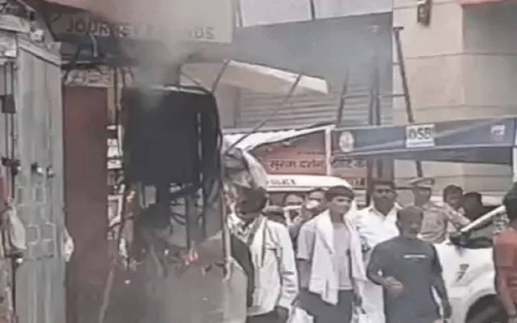 काशी विश्वनाथ मंदिर गेट पर बिजली पैनल में लगी आग, बड़ी दुर्घटना होते-होते टली, 1 घंटे तक कटी रही बिजली