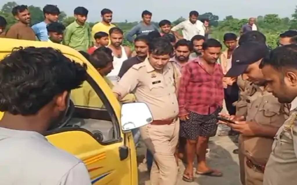मैनपुरी में बच्चों से भरी स्कूल वैन पलटी, 6 बच्चे घायल:3 की हालत गंभीर, ग्रामीणों ने शीशे तोड़कर निकाला