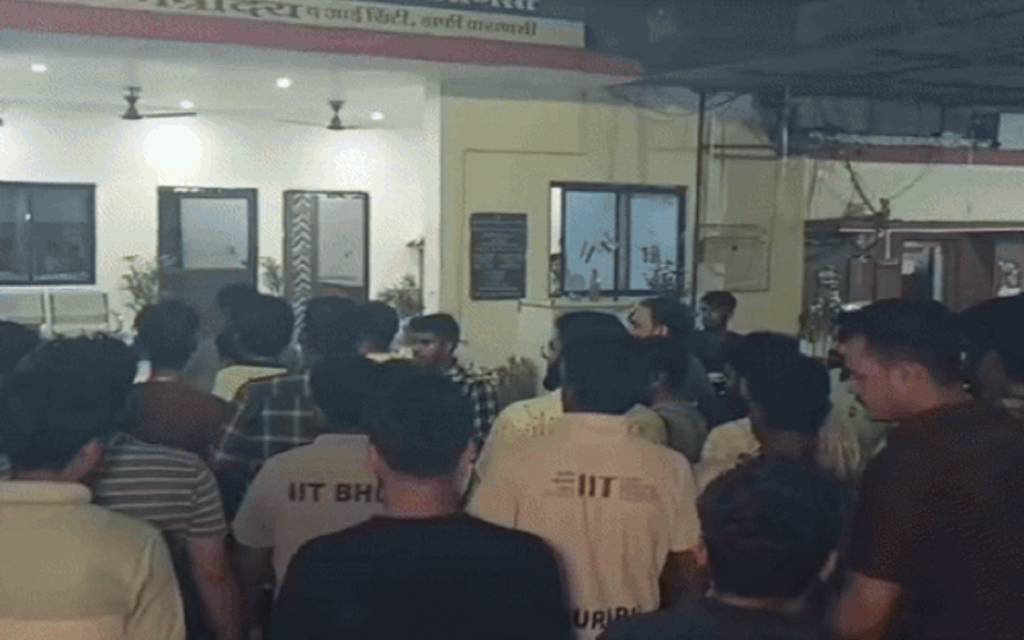 IIT-BHU के हॉस्टल के बाथरूम में छात्रों का प्राइवेट वीडियो मामले में एमटेक के छात्र के खिलाफ केस, मोबाइल फोन और लैपटॉप जब्त