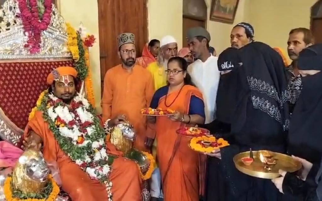 गुरु पूर्णिमा पर मुस्लिम महिलाओं ने बाबा बालकदास की आरती उतारी, मठ-मंदिरों और आश्रम पहुंचे श्रद्धालु, कीनाराम आश्रम में 1 किमी लंबी लाइन