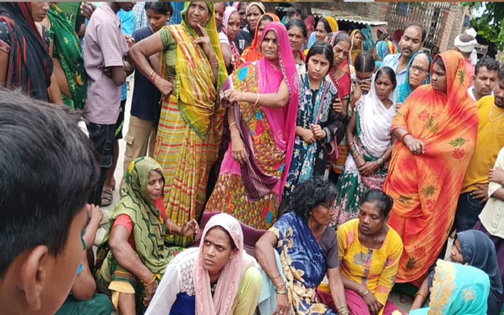 आजमगढ़ में युवक की हत्या, पुलिस चौकी से चंद कदम दूरी पर मिला शव
