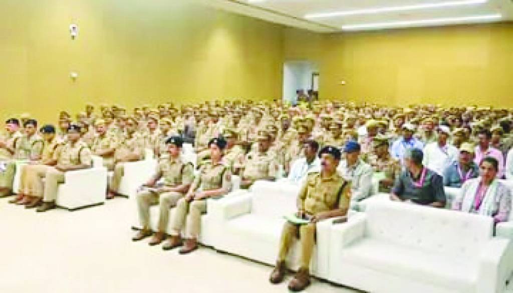 विश्वनाथ धाम में श्रद्धालुओं को 'सर-मैडम' बोलेंगे पुलिसकर्मी