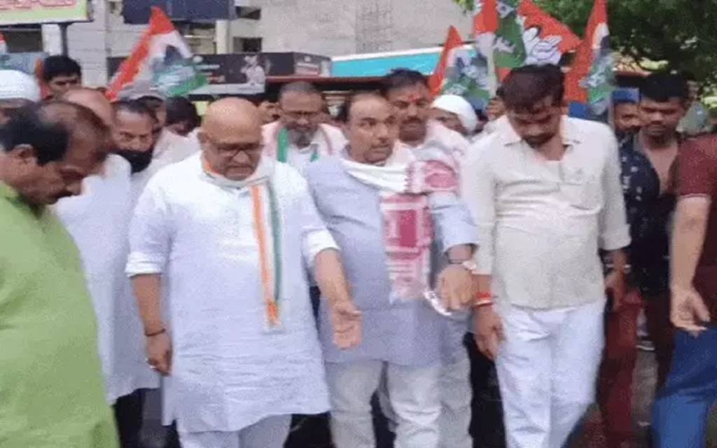गड्ढे में उतरकर विकास खोजना पड़ा भारी, यूपी कांग्रेस समेत 60 कांग्रसियों पर केस