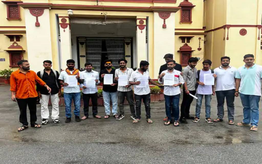 बीएचयू के सेंट्रल ऑफिस के बाहर छात्रों ने विरोध प्रदर्शन, कार्यवाहक कुलपति से मांगा इस्तीफा, पद के दुरुपयोग का लगाया आरोप, दी ये चेतावनी