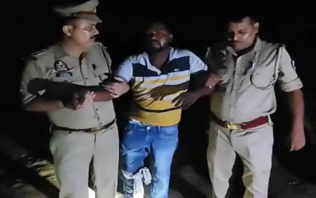 वाराणसी में गो-तस्कर गिरफ्तार: पुलिस के साथ मुठभेड़, पैर मे गोली लगने से घायल