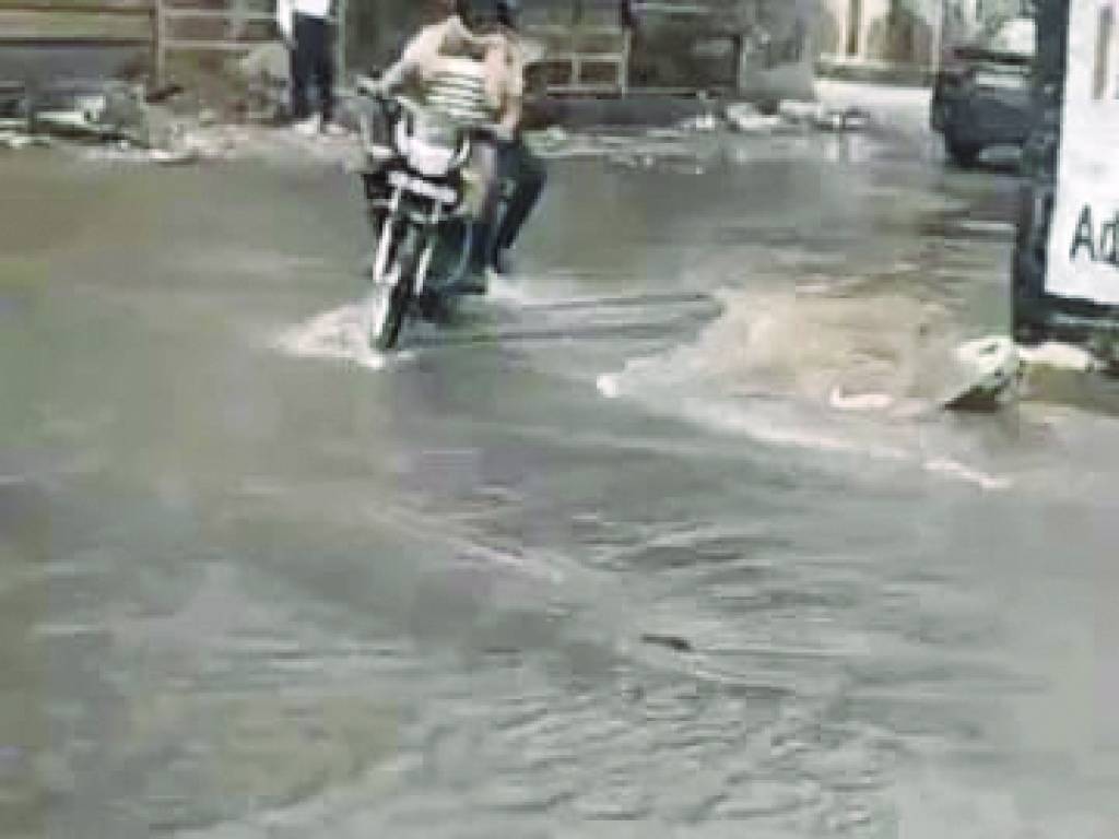 आरोप : बीएचयू और रेलवे की वजह से हो रहा जलभराव