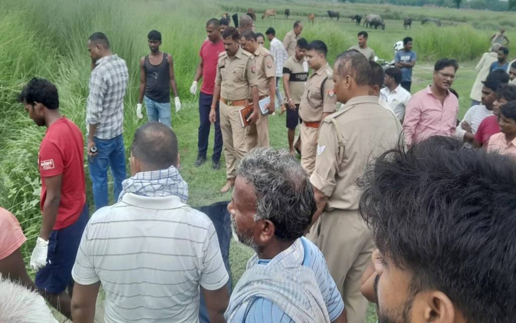 आजमगढ़ : गांगी नदी में अर्धनग्न मिला 37 साल की महिला का शव, हत्या की आशंका; पति फरार