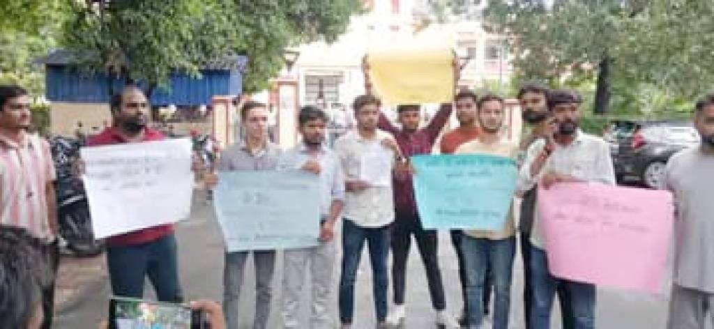 सीयूईटी-यूजी काउंसिलिंग में देरी पर छात्रों का विरोध