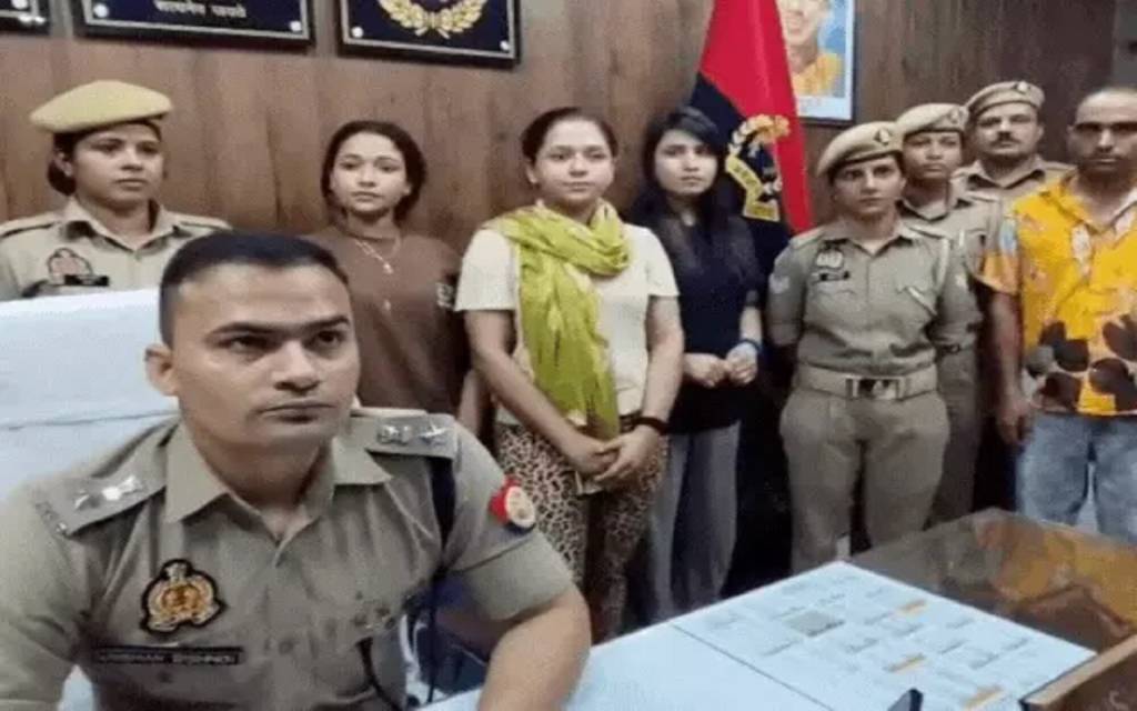 अश्लील रील बनाने वाली 2 बहनों समेत 4 अरेस्ट, अश्लील इशारे और गंदी गालियां, फूहड़ कंटेंट... चार लाख फालोवर्स, 50 हजार की कमाई