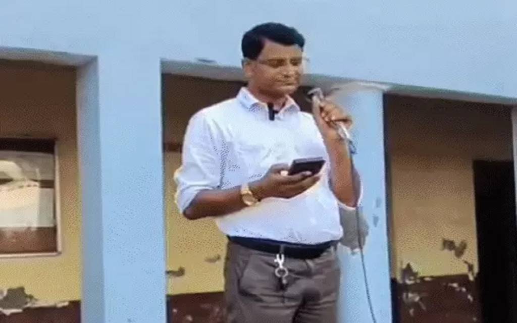 'कांवड़ लेने मत जाना...' गाने वाले शिक्षक पर FIR, अखिलेश यादव का भाजपा पर तंज- क्या यही अमृतकाल