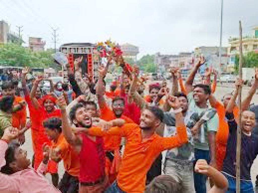 Kanwar Yatra 2025: सावन में शुरू हुई कांवड़ यात्रा, मुगलसराय से बैजनाथ धाम के लिए निकले श्रद्धालु