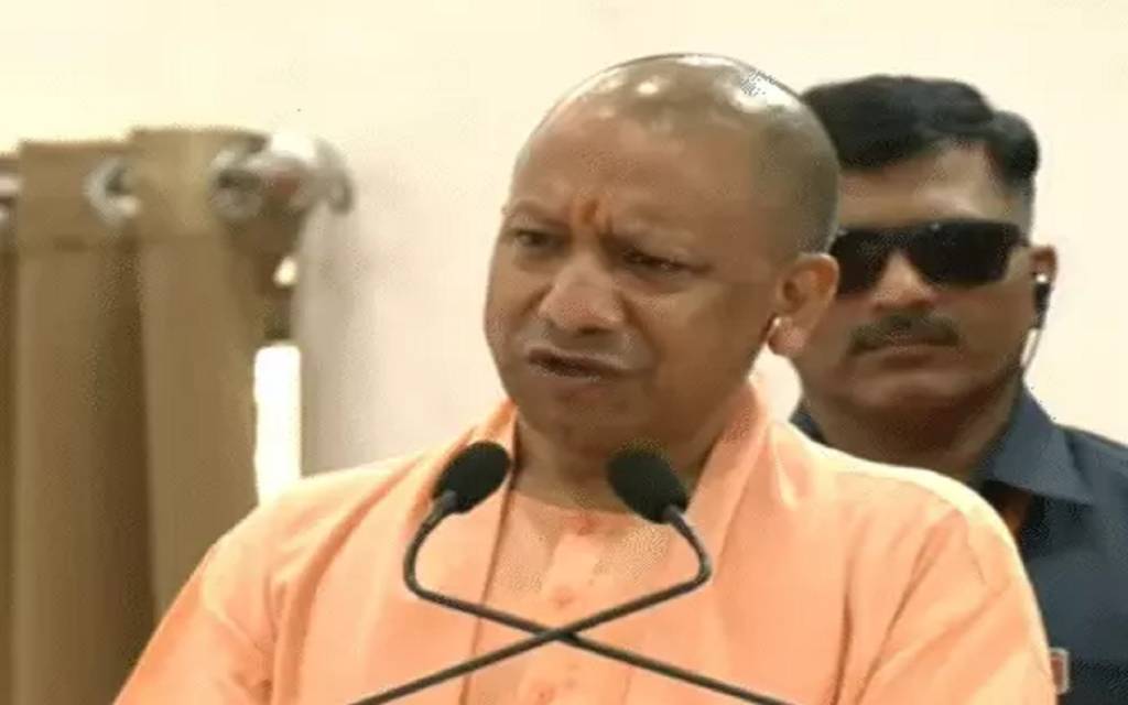 बनारस में गरजे योगी, बोले- लातों के भूत बातों से नहीं मानते 