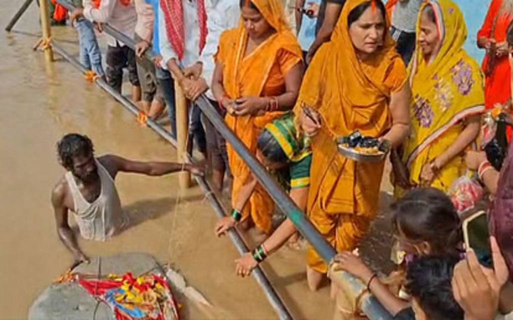 गाजीपुर में गंगा में मिला तैरता हुआ पत्थर, ग्रामीणों ने बताया चमत्कारी; महिला से लेकर पुरूष तक ने की पूजा
