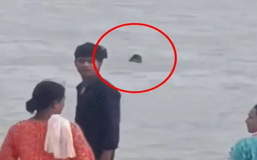 प्रयागराज में खतरे की रील बनाते समय किशोर गंगा में बहा, 10 मिनट तक छटपटाता रहा, लोग वीडियो बनाते रहे