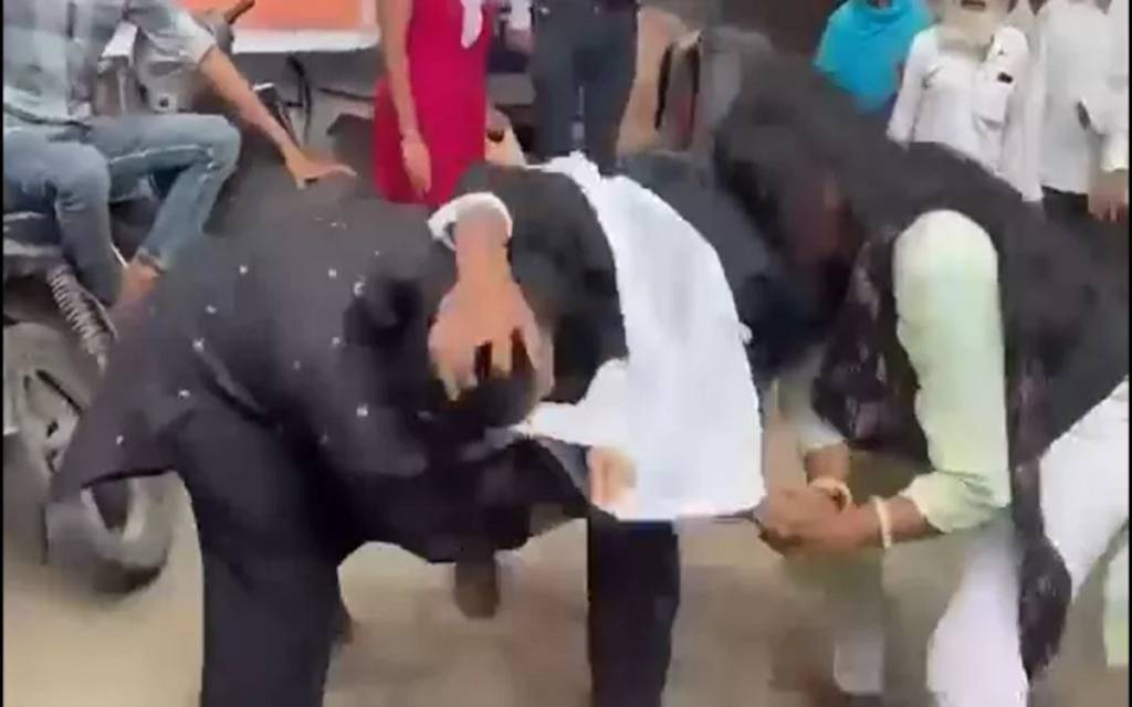 मथुरा में महिला अधिवक्ताओं में जमकर हुई मारपीट, वीडियो वायरल