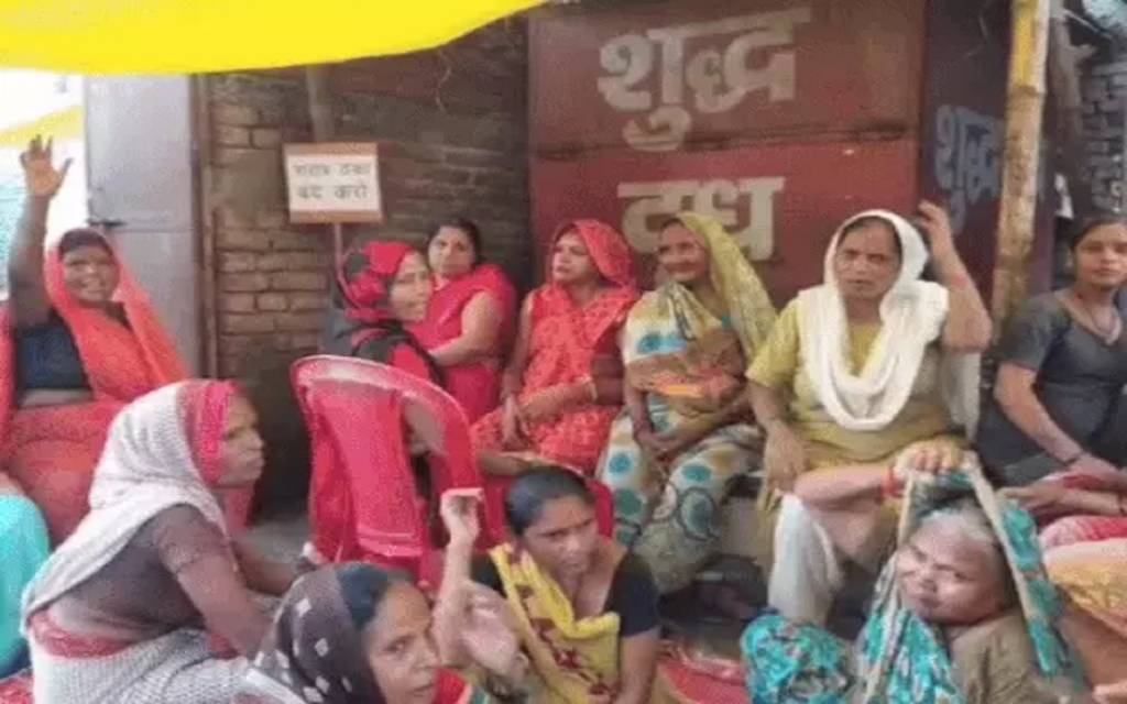 वाराणसी में शराब की दुकान खोलने के विरोध में सड़क पर उतरीं महिलाएं, बोलीं- स्कूल, मंदिर बगल में फिर कैसे मिली परमीशन