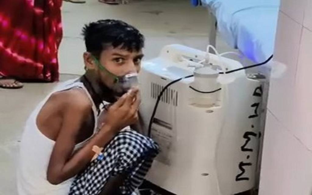 आजमगढ़ में जमीन पर बैठ खुद से ऑक्सीजन ले रहा मरीज...वीडियो वायरल
