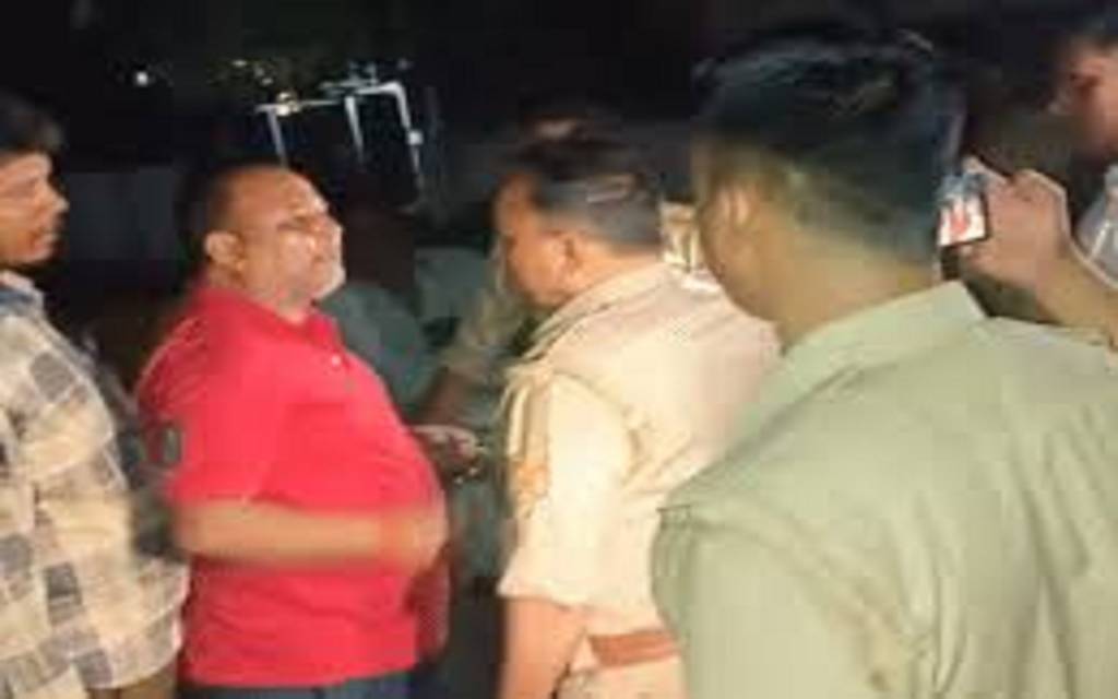 कानपुर में बिजली से परेशान ग्रामीणों को सचेंडी इंस्पेक्टर ने दी धमकी!, इंस्पेक्टर ने कहा जान लो, पहचान लो, भागते फिरोगे, 300 पर FIR