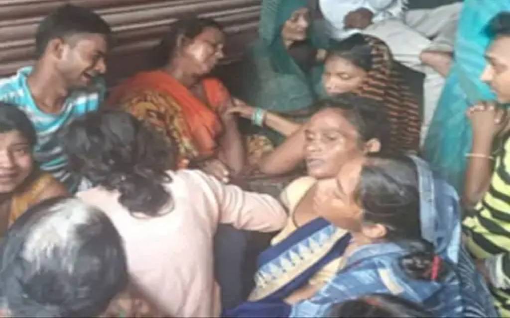 आजमगढ़ में एक दर्जी ने फंदे से लटककर दे दी जान, पुलिस को मिला सुसाइड नोट, लिखा- मर्जी से मर रहे हैं, किसी को परेशान न करें...