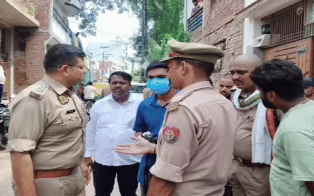 वाराणसी में युवक ने फांसी लगाकर की आत्महत्या, रस्सी के सहारे लटका मिला शव, मौके पर पहुंची पुलिस कर रही जांच, घर में मातम