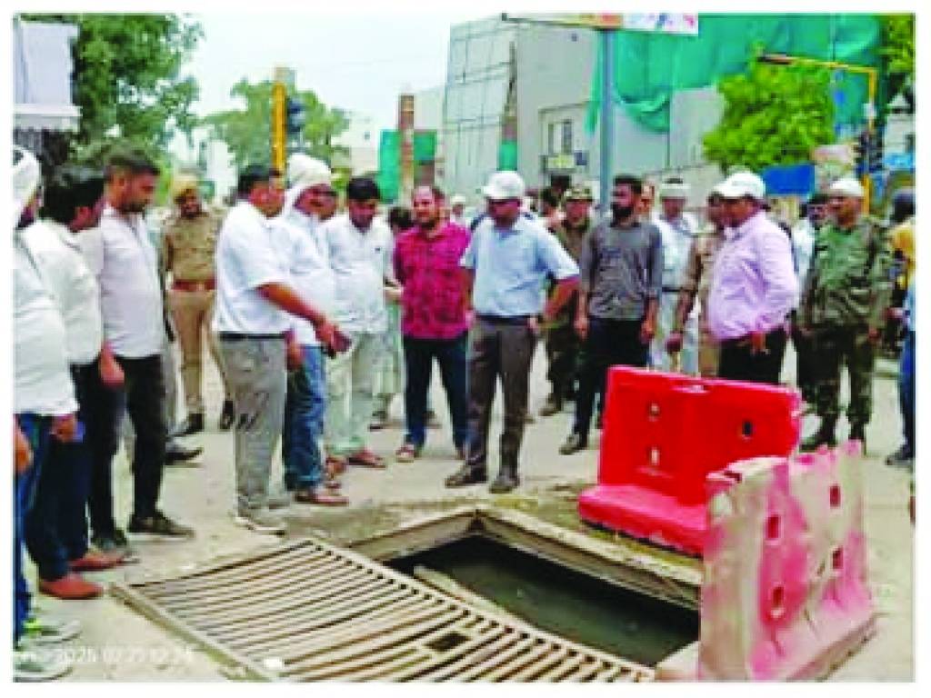 सुपरवाइजर सहित तीन कर्मचारियों की सेवा समाप्त