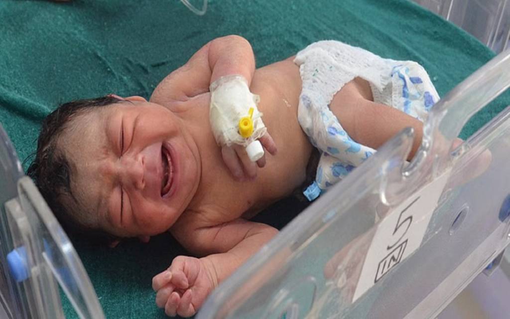अलीगढ़ में नवजात के जाने पर फूट-फूट कर रो पड़ीं नर्सें, सड़क किनारे मिला था बच्चा, अब भेजा गया एडॉप्शन सेंटर