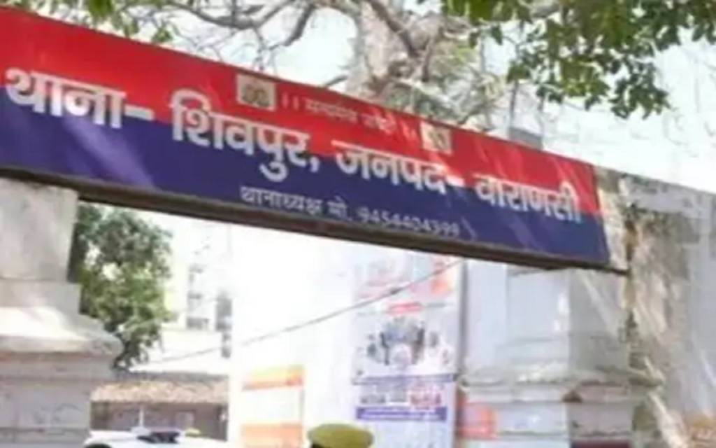 वाराणसी में पति से लड़ाई के बाद पत्नी ने लगाई फांसी, पास में बिलख रहे थे मासूम