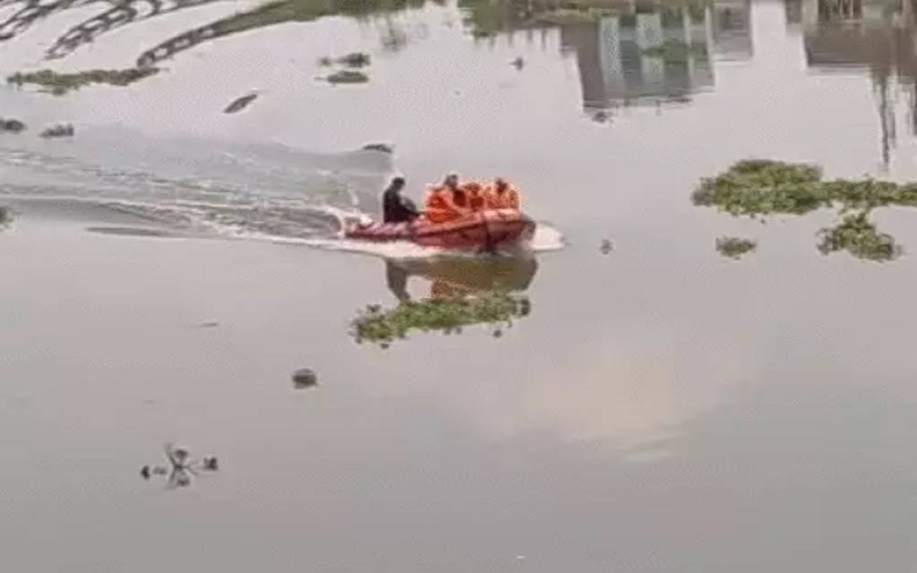 वाराणसी में डिवाइडर से टक्कर के बाद नदी में गिरने से युवक की मौत, स्थानीय लोगों ने किया विरोध, NDRF की टीम ने शव को निकाला बाहर