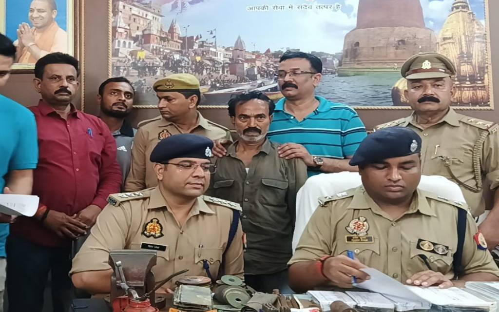 वाराणसी में रेलवे प्लेटफार्म से दबोचा गया अवैध हथियारों का सौदागर, भारी मात्रा में असलहा और कारतूस बरामद