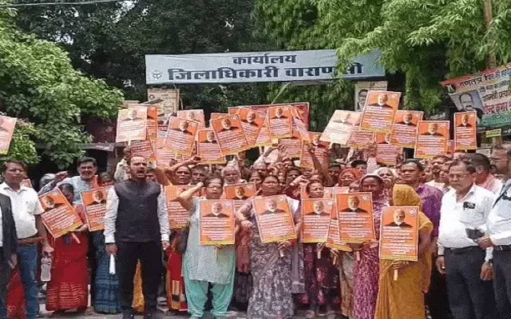 पुलिस उत्पीड़न के खिलाफ फेरी-ठेला व्यवसायियों का जिला मुख्यालय पर जोरदार प्रदर्शन, बोले - PM दे रहे स्वनिधि योजना से स्वावलंबन, पुलिस कर रही उत्पीड़न