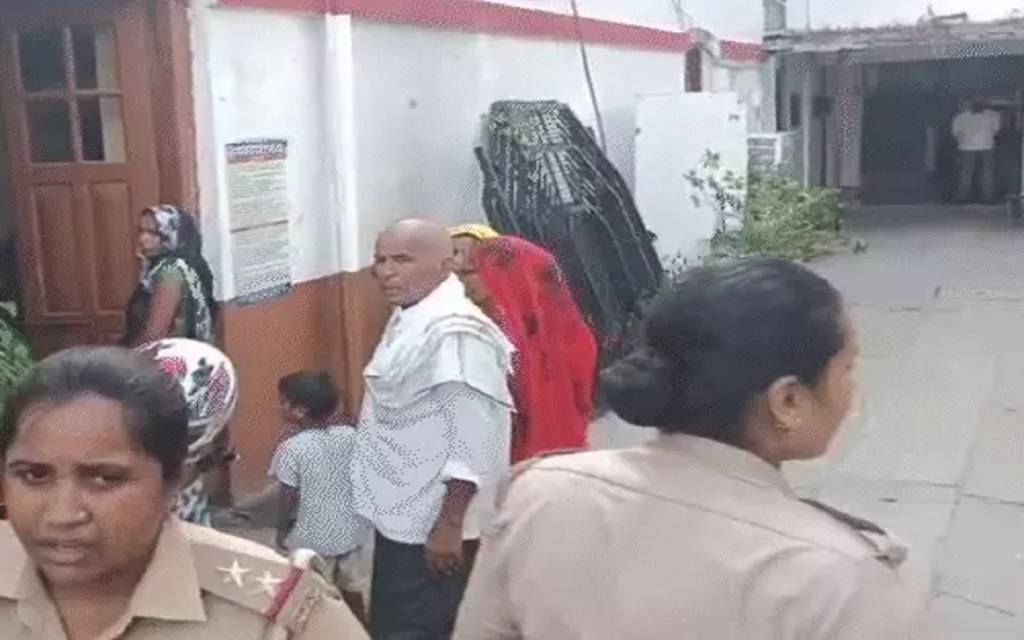 लखनऊ में विधानसभा के सामने बाराबंकी से आई महिलाओं ने किया आत्मदाह का प्रयास, पुलिस की मुस्तैदी से बची जान