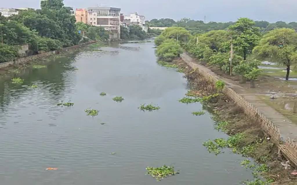 वाराणसी में गंगा और वरुणा का जलस्तर घटा, वरुणा कॉरिडोर की हालत बदतर; अब बढ़ेगा क्रामक रोगों का खतरा बढ़ा