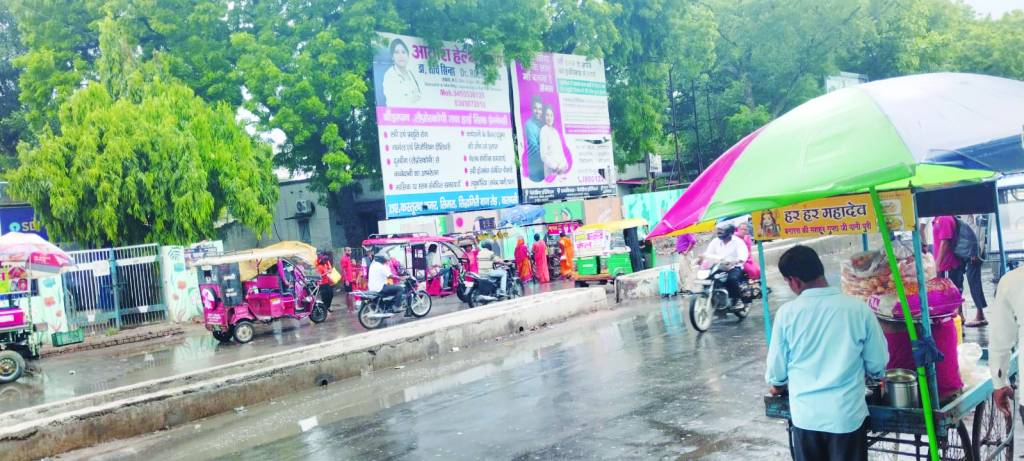 बनारस रेलवे स्टेशन के सामने अतिक्रमण का साम्राज्य