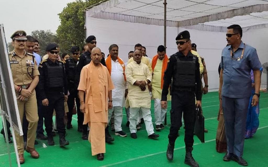 प्रधानमंत्री के दौरे से पहले काशी पहुंचे सीएम योगी, अफसरों के साथ करेंगे मीटिंग